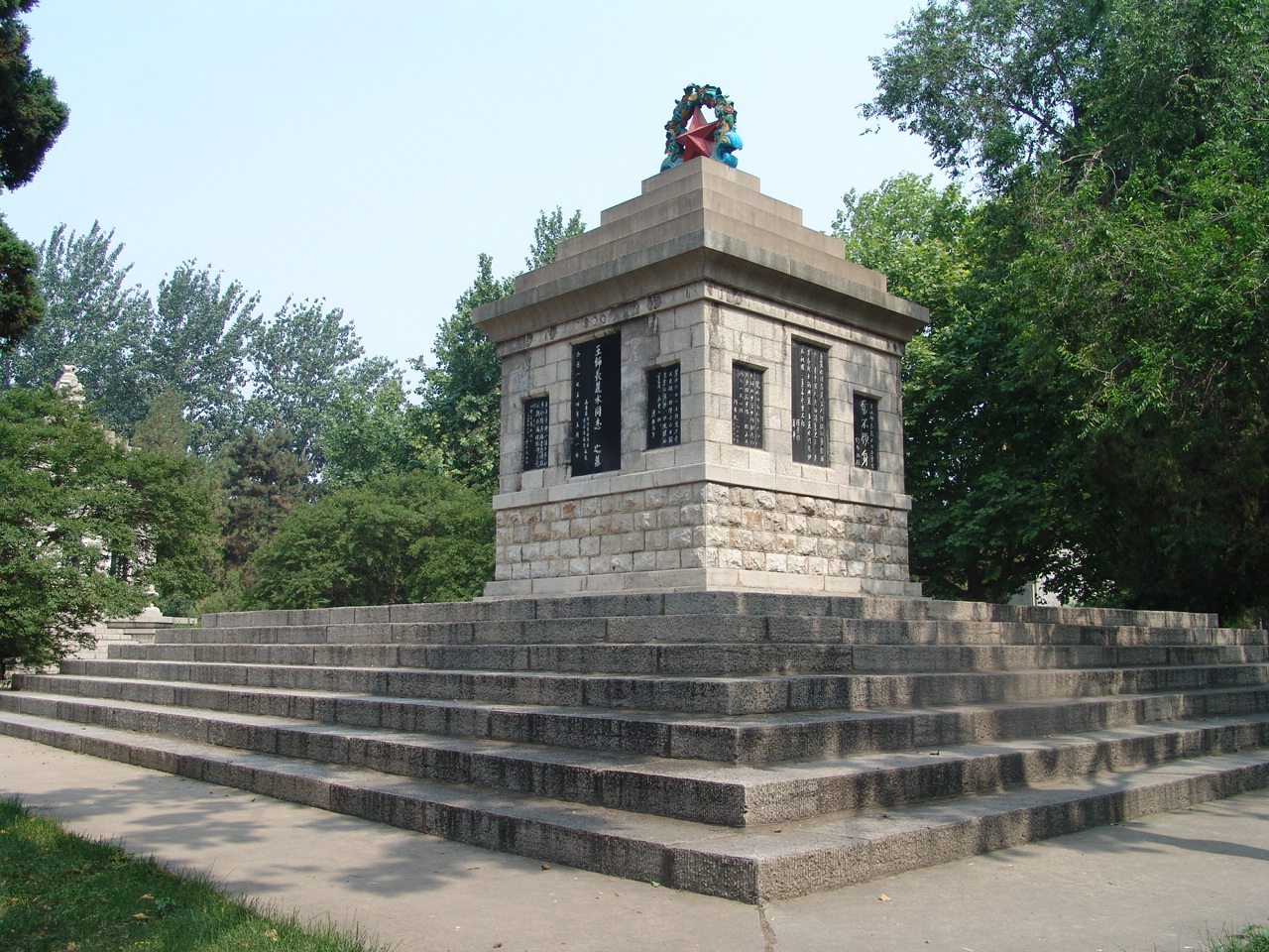 烈士陵园座落在山东省 a target="_blank" href="/item/临沂市">临沂