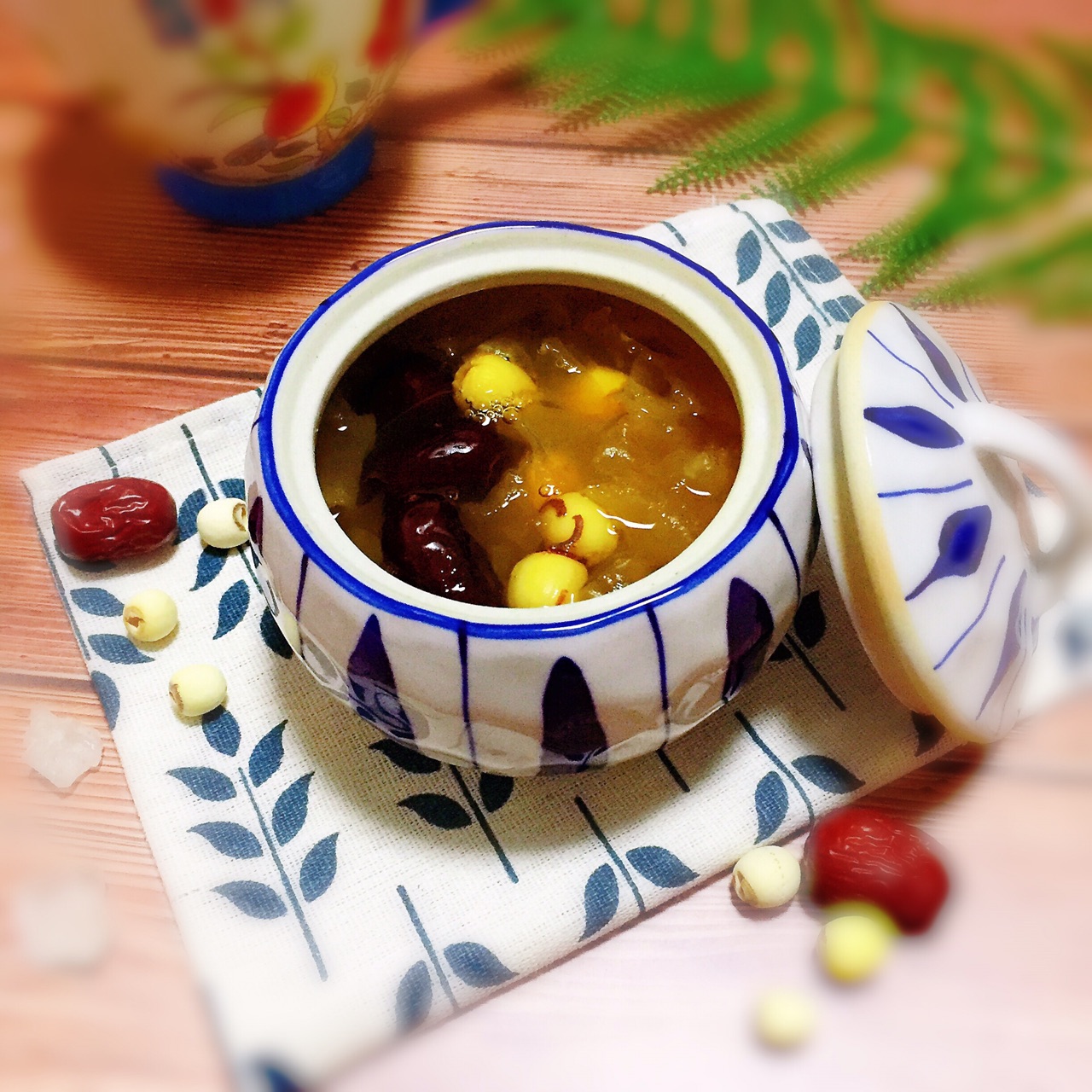  p>银耳莲子羹是以莲子,银耳,冰糖为主料制作的药膳. /p>