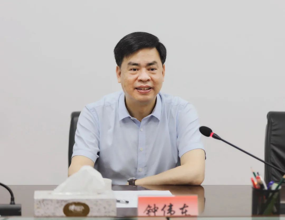 钟伟东,男,汉族,福建长汀人,1966年11月出生