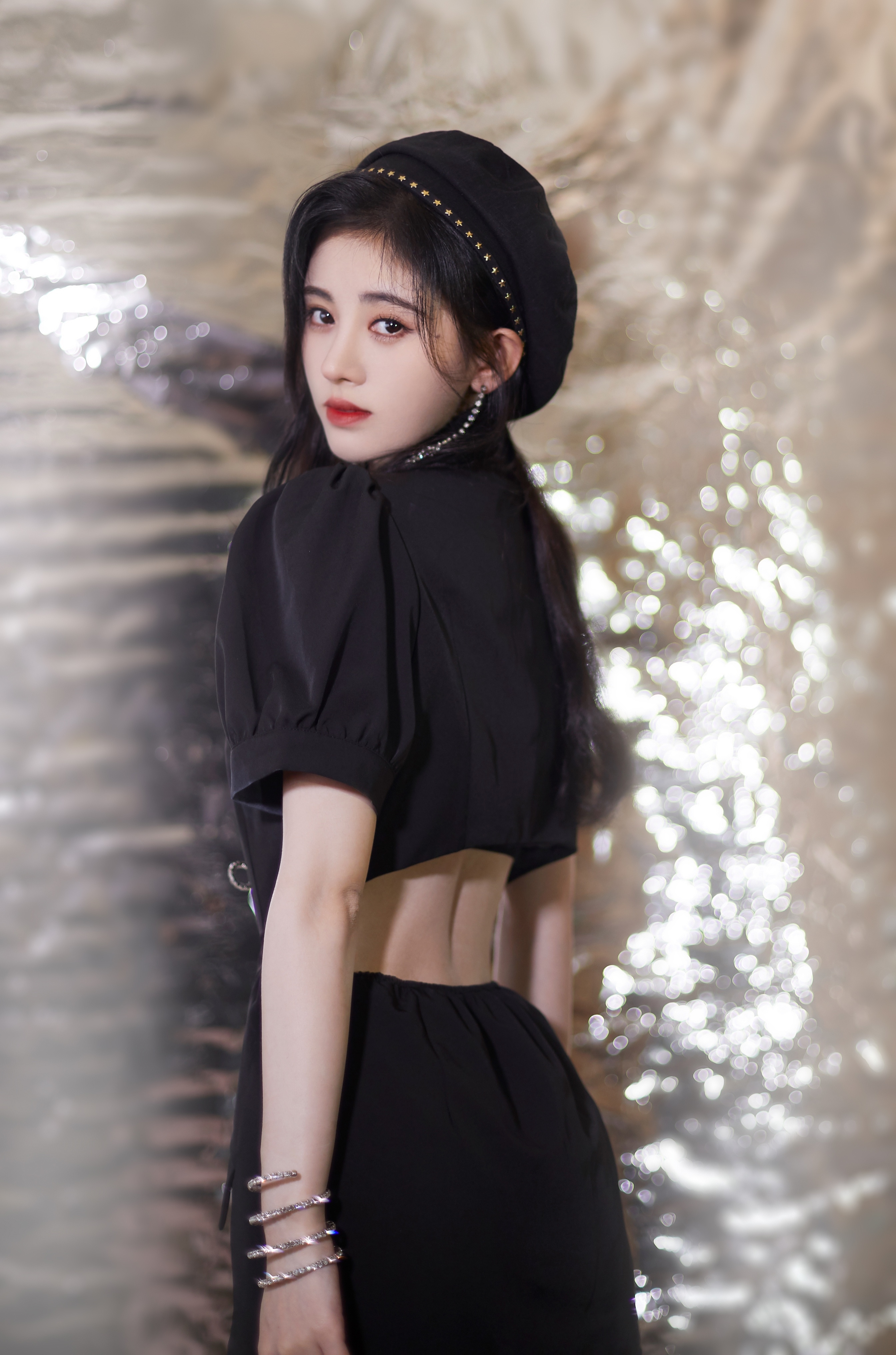  p>鞠婧祎(kiku),1994年6月18日出生于四川省遂宁市,中国内地影视女