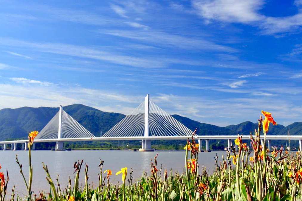  p data-id="u5thibtggrdp">富阳大桥(原名鹿山大桥),为浙江省杭州市 
