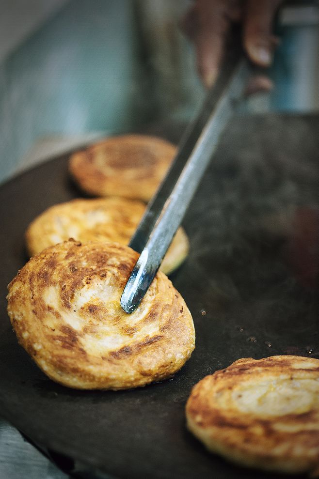 的是位于原平一中校门外百度超市旁小巷子里那家,口味最纯正;原平锅盔