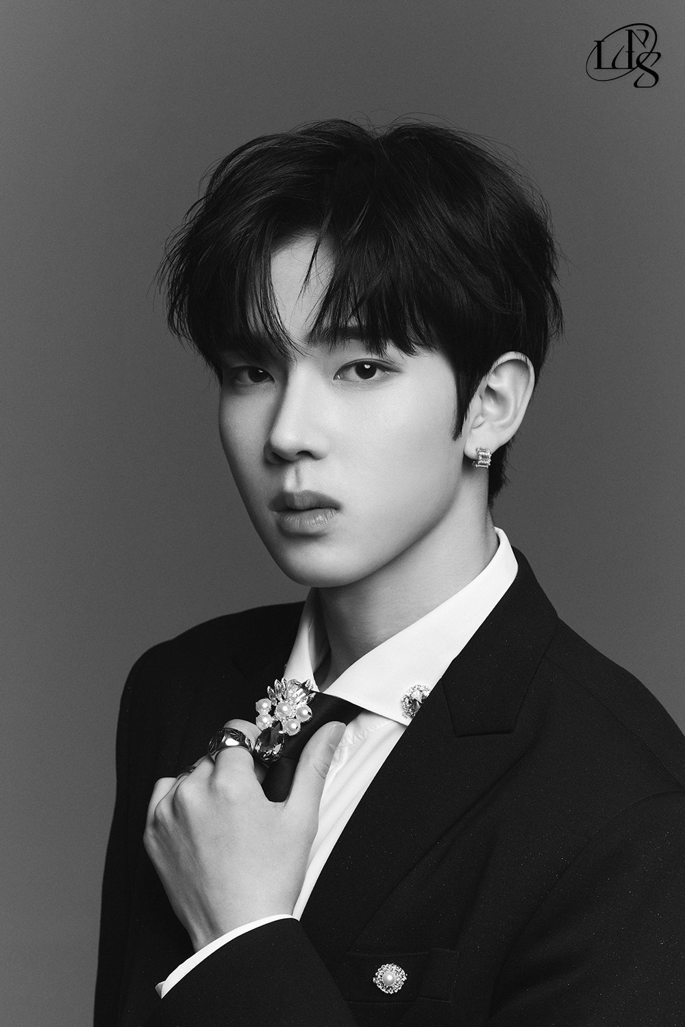 于2023年6月15日推出的韩国男子唱跳组合,由chael(      ),队长jin su