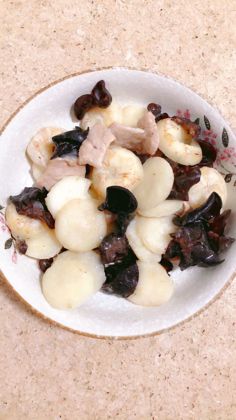 荸荠黑木耳炒肉片