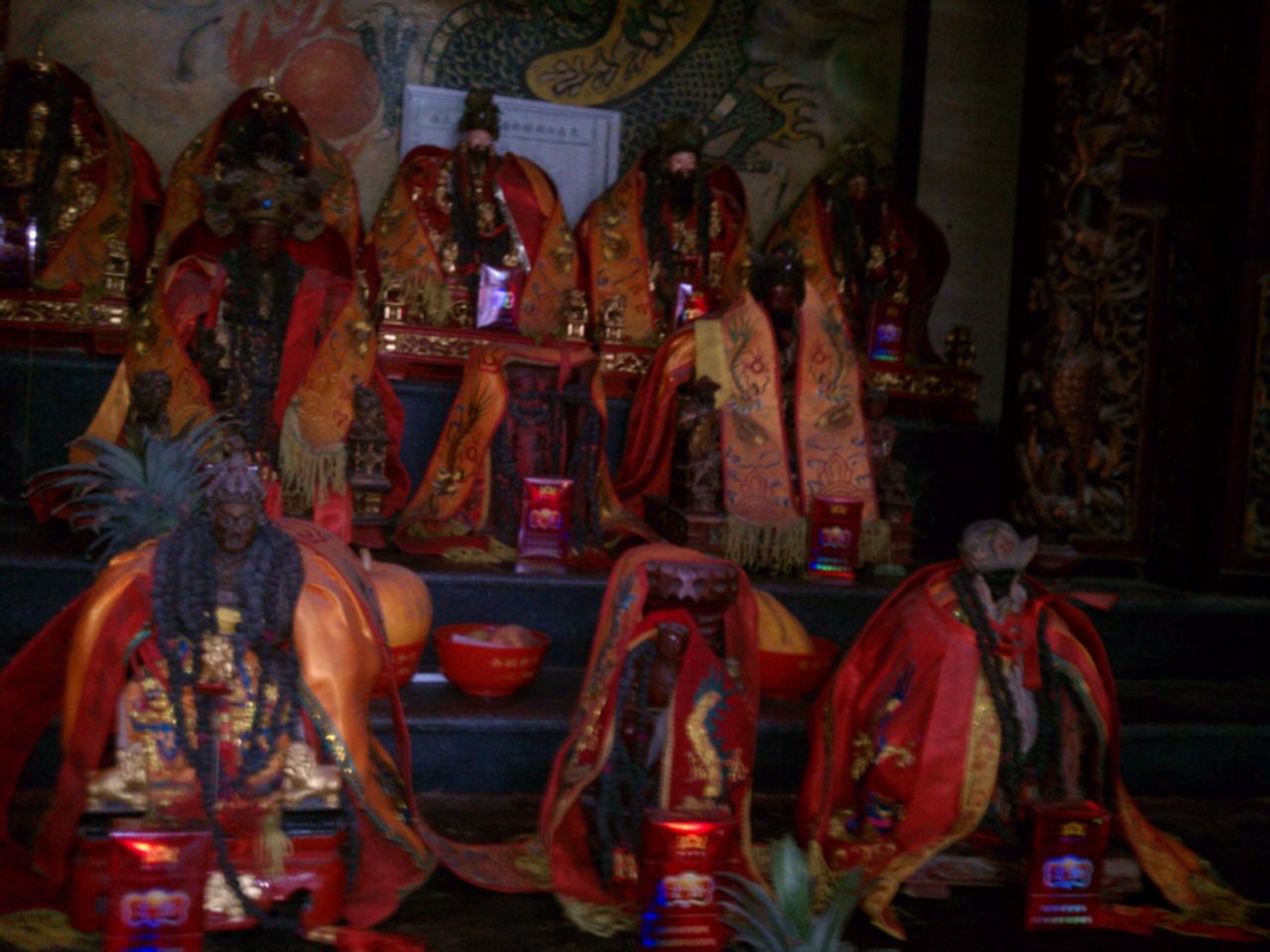 背靠金钱山,供奉朱,孙,金,邵,邢五王府大人,俗称五王府大人公