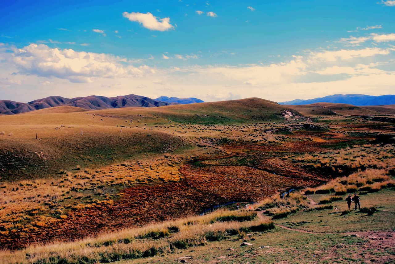 金银滩草原,位于青海省  a target="_blank" href="/item/海晏县