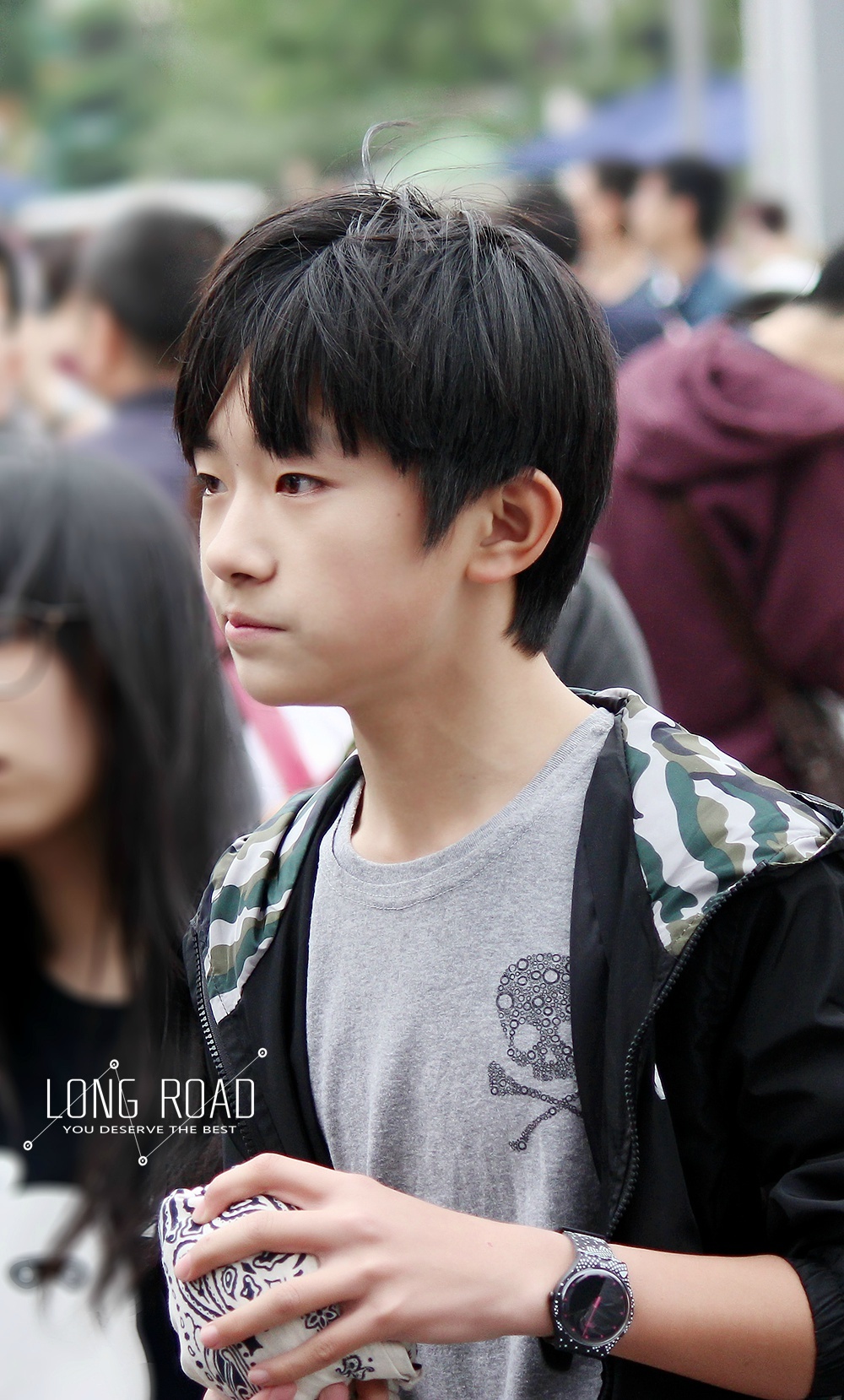  p>易烊千玺,2000年11月28日生于湖南怀化,中国内地男演员,歌手,舞者