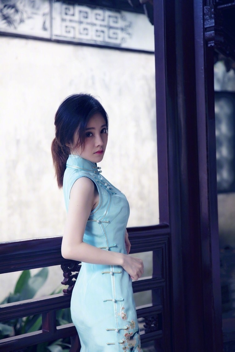  p>冯提莫,本名冯亚男,1991年12月19日出生于重庆市万州区,中国内地女