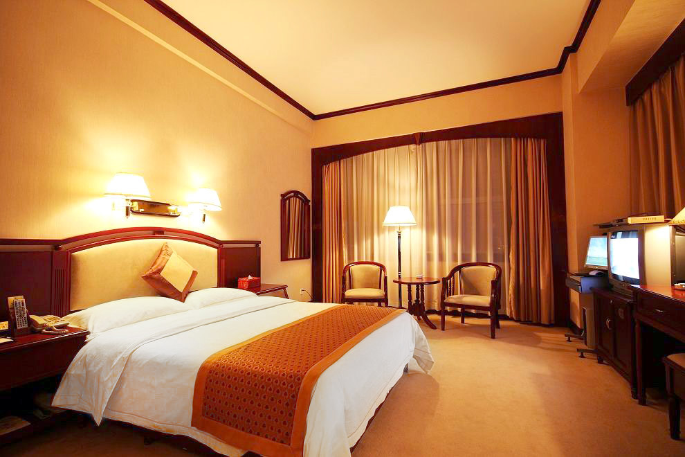 主要区别于其他普通标准间的两或三张床,大床房只设一张 a target="