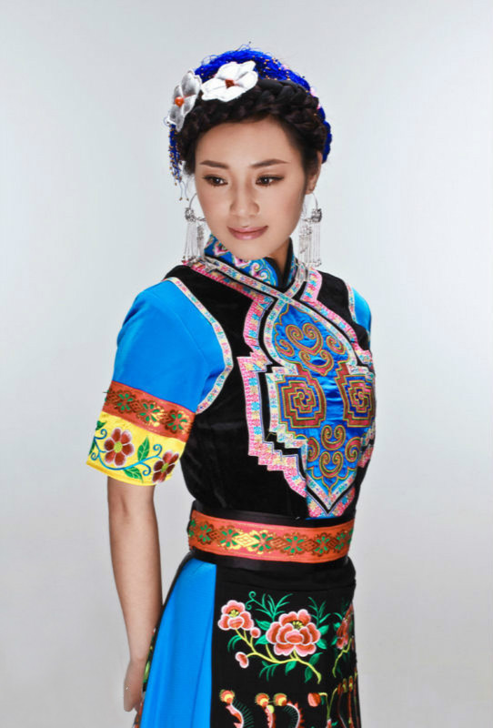  p>云朵,原名谢春芳,羌族,1987年2月7日出生于四川省阿坝藏族羌族自治