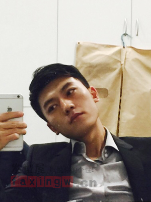  p>李泽鹏,1992年5月8日出生于山西省长治市,中国内地男主持人,作家