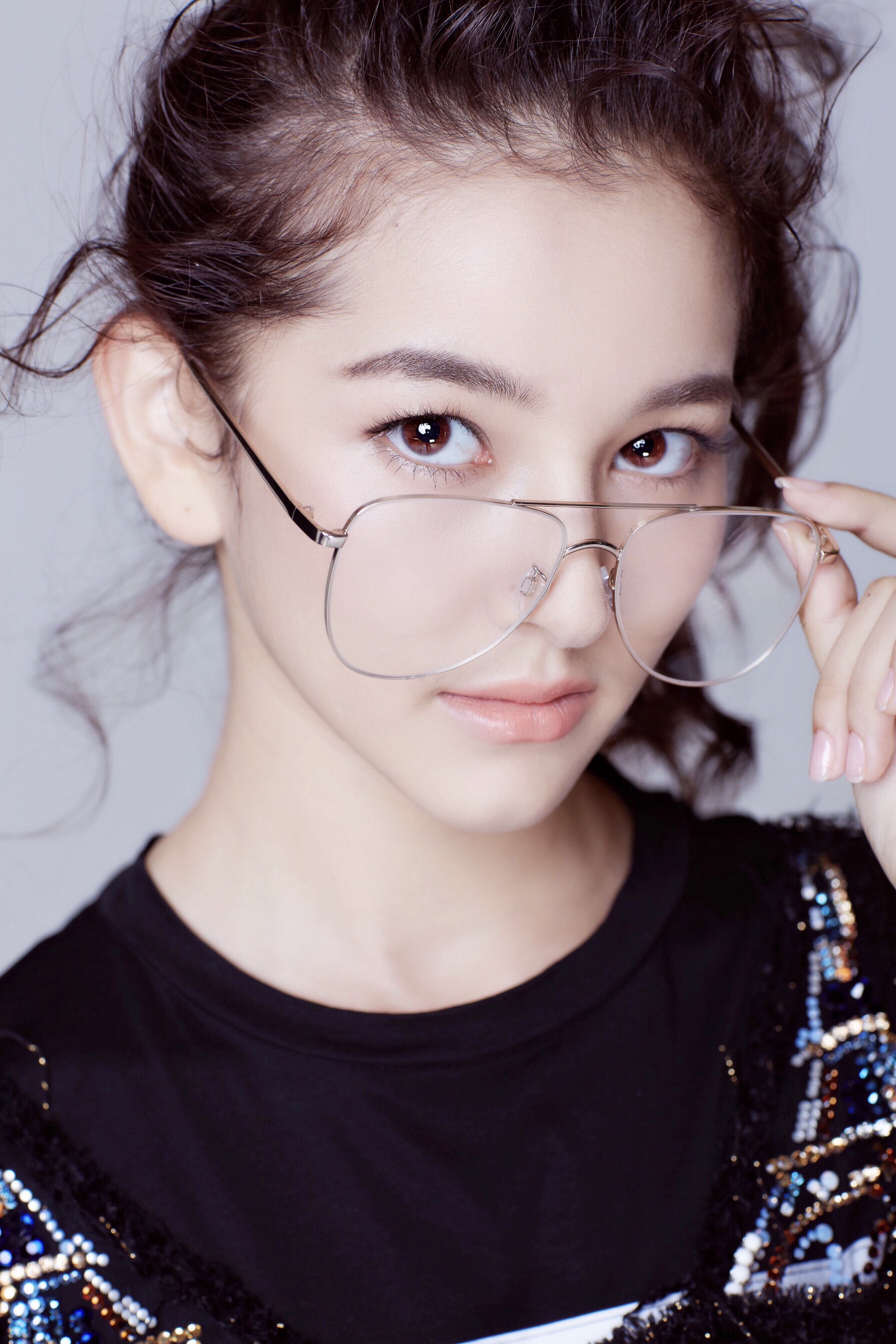 1996年3月1日出生于新疆维吾尔自治区,中国内地影视女演员,毕业于 a