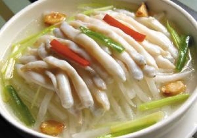 沙虫做法通常有两种,即爆炒和煮汤.沙虫肉质脆嫩,味道鲜美,营养丰富