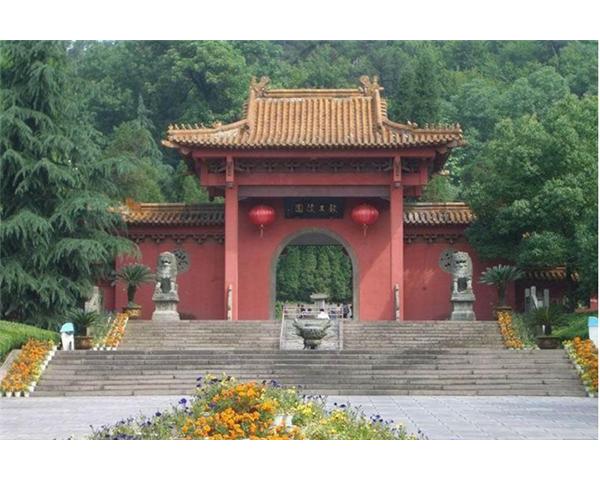  p data-id="gnbtxtz125">长沙王陵公园又叫望月公园,坐落在 a target