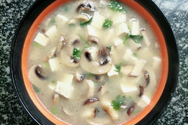  p>口蘑豆腐汤是一道菜品,主要原料是豆腐,配料是 a href="#" data