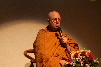  p data-id="gnwjy62u93">阿姜布拉姆法师1951年生於英国伦敦一个工人