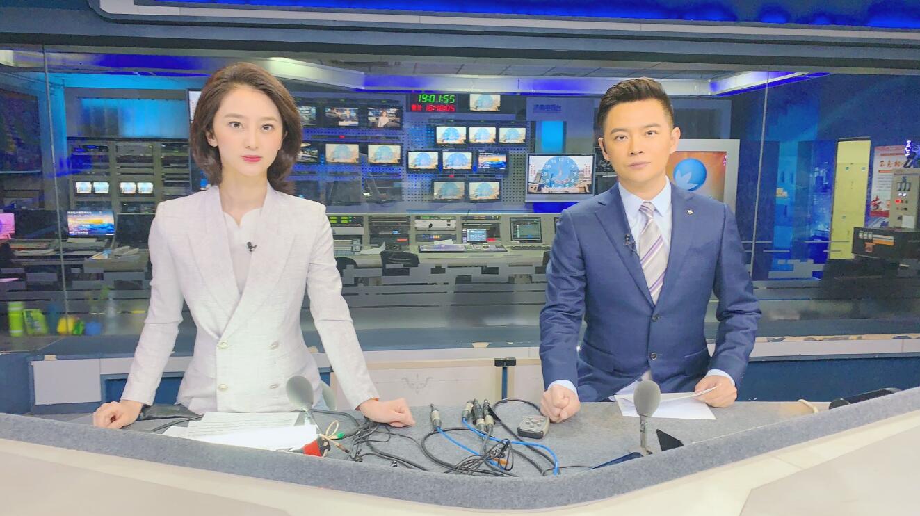  p>阳光,出生于山东济南,济南电视台首席节目主持人,毕业于中国传媒