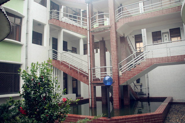 位于江苏省泰兴市,是国家级示范高中,江苏省重点中学,江苏省首批四