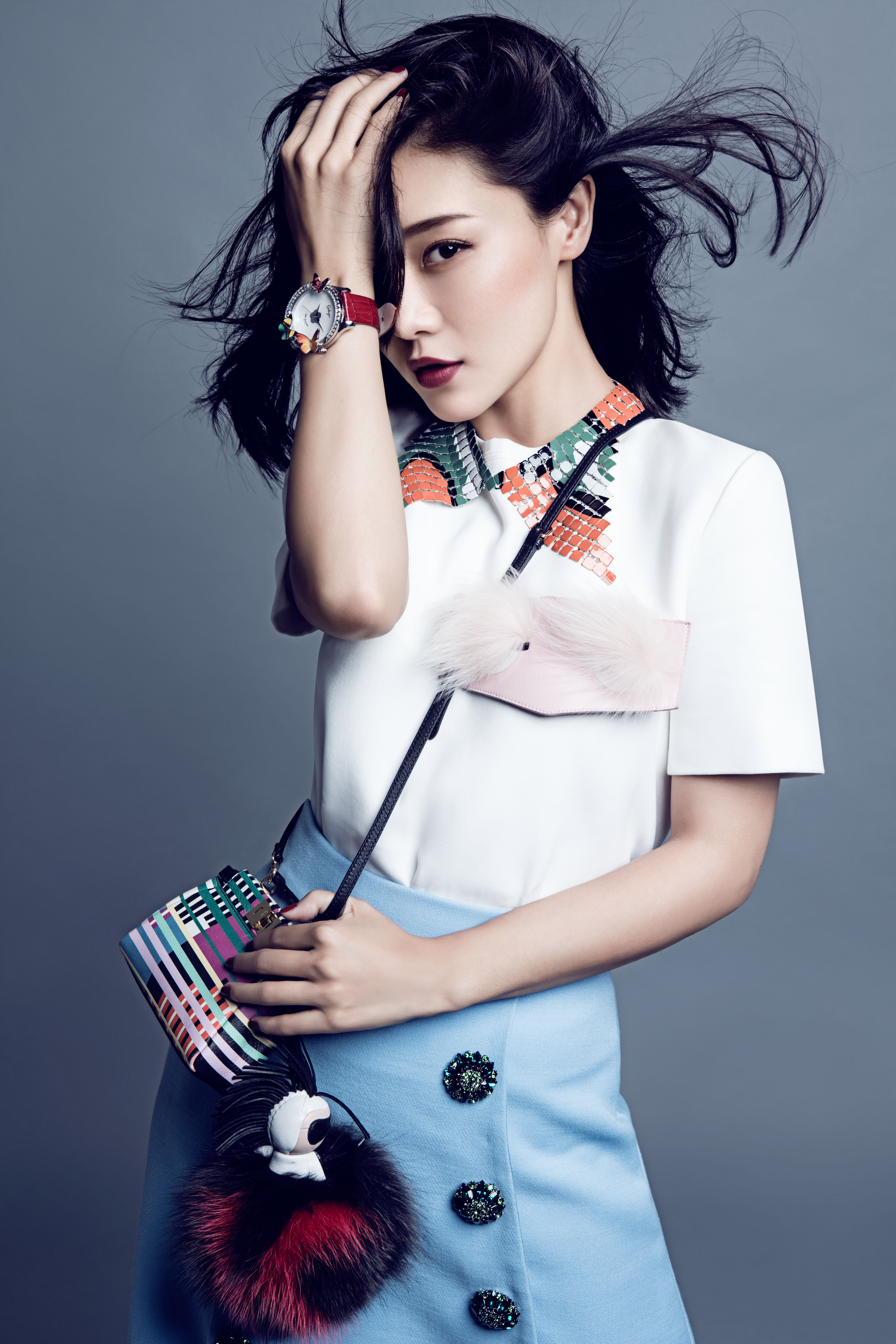  p>邓家佳,原名邓嘉,1983年5月17日出生于四川省内江市,中国内地女