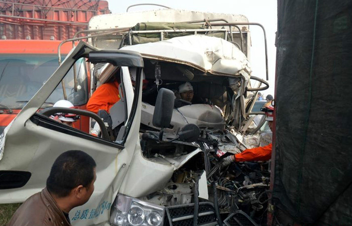 12·7四川成绵高速追尾事故