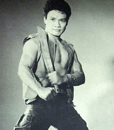  p>罗莽,又名罗网,原名罗坤霖,昵称罗师傅,香港演员.