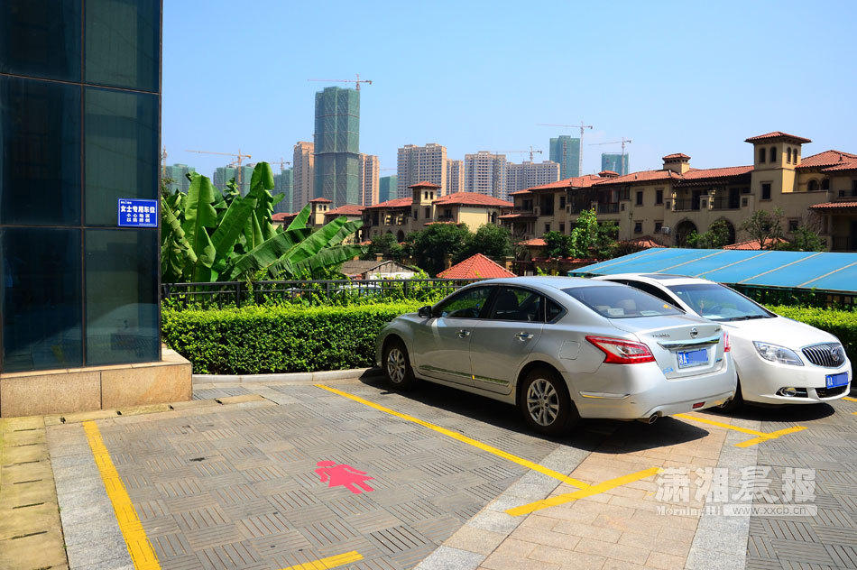  p>女性停车位是指专为女性设置的汽车停车位,该车位比一般的车位位置