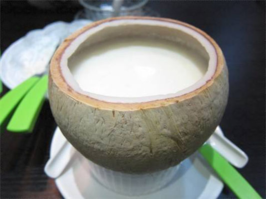  p>椰汁炖奶是一道由蛋白2个,鲜奶100㏄,椰奶100