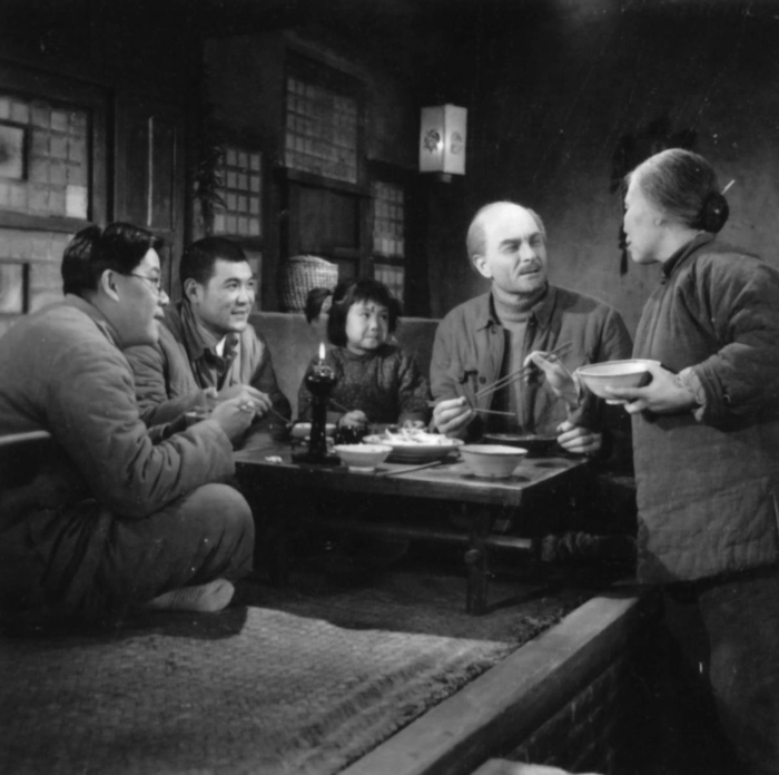  p>《白求恩大夫》是上海电影制片厂,八一电影制片厂联合拍摄的人物