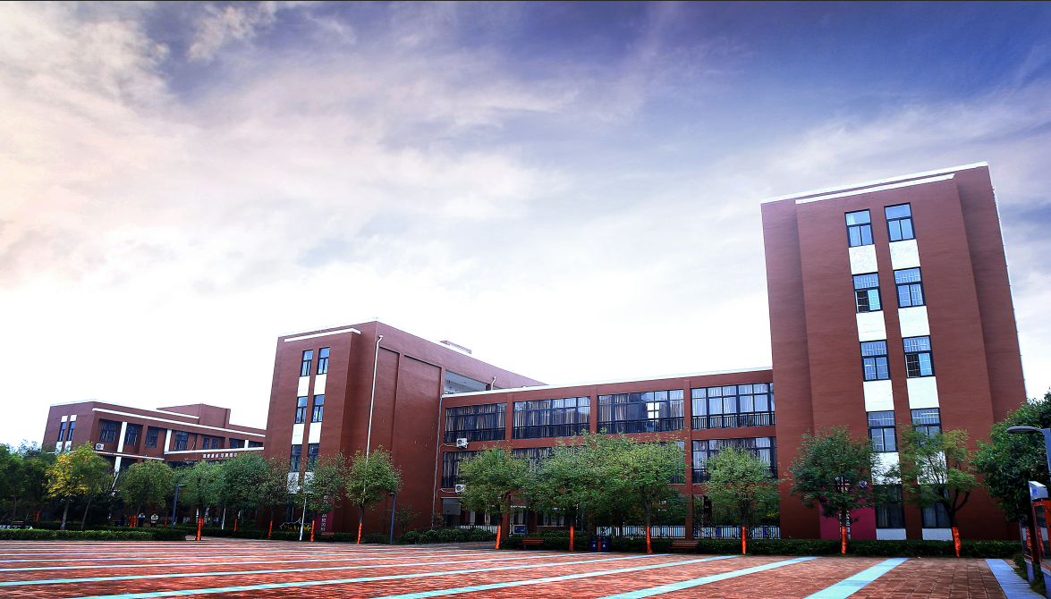  p>濮阳建业国际学校是一所全封闭,寄宿制学校,由建业集团投资2亿多