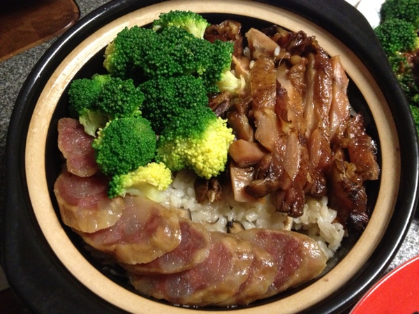 鸡腿腊肠煲仔饭