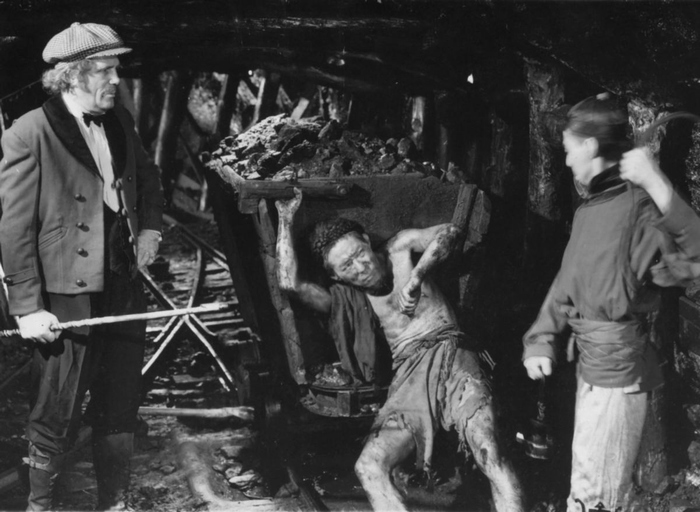 ">上海电影制片厂 /a>摄制于1962年,讲述受压迫的煤矿工人反抗的故事