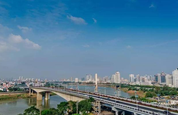  p>葫芦鼎大桥(huluding bridge),是中国广西壮族自治区南宁市境内