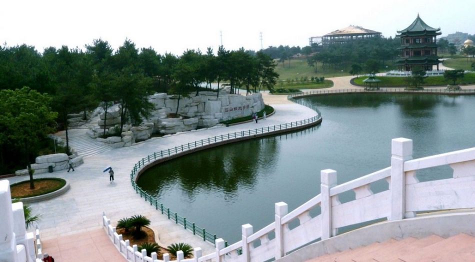  p>赣州宝葫芦农庄地处 a target="_blank" href="/item/赣州市章贡区