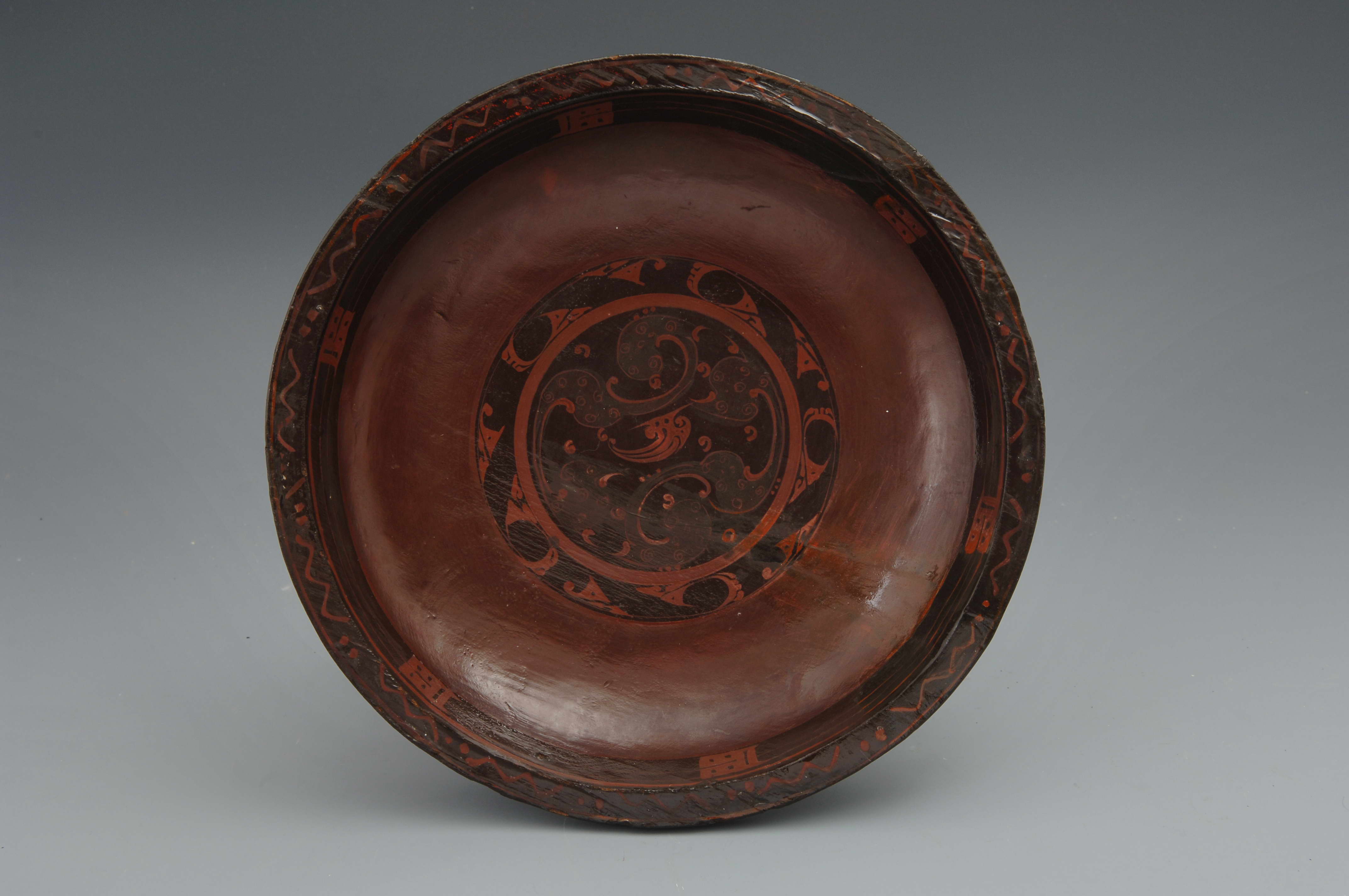 西汉云鸟纹漆盘