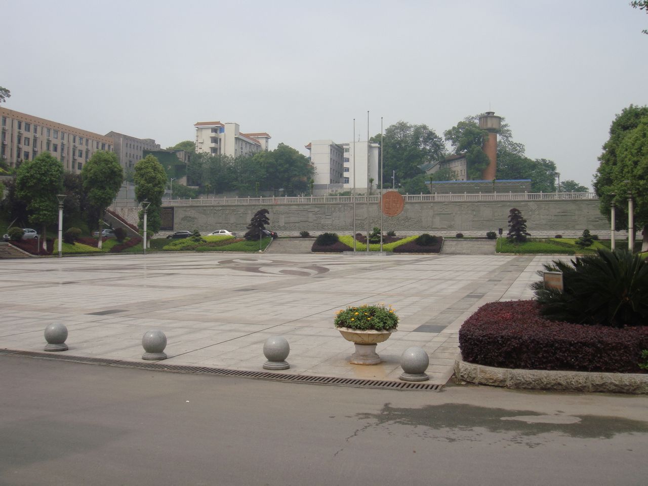  p>益阳市一中,始建于1906年,迄今已有百余年办学历史,现为全国文明