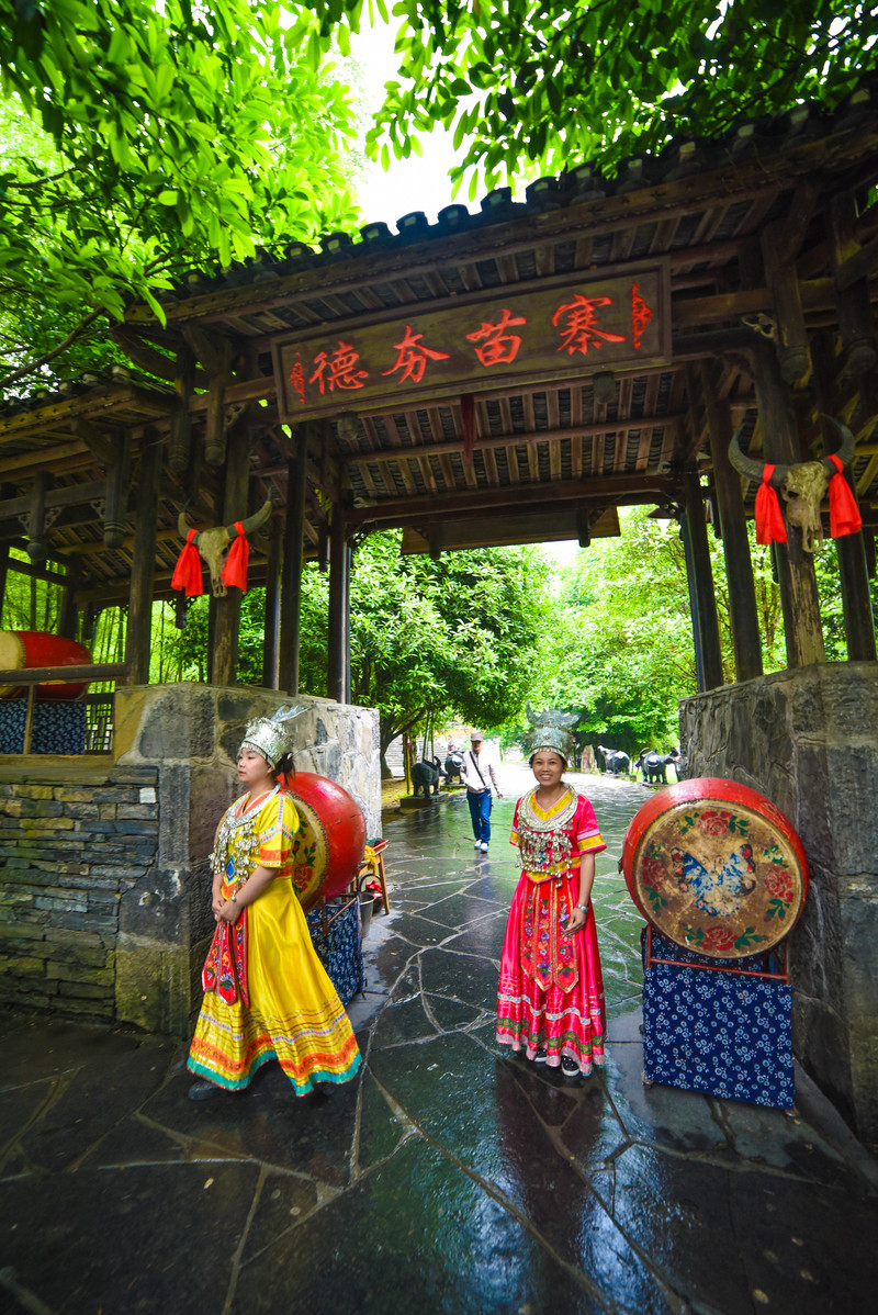  p>德夯苗寨是湖南市湘西州吉首市矮寨镇德夯村,苗文deut hangd,意为"