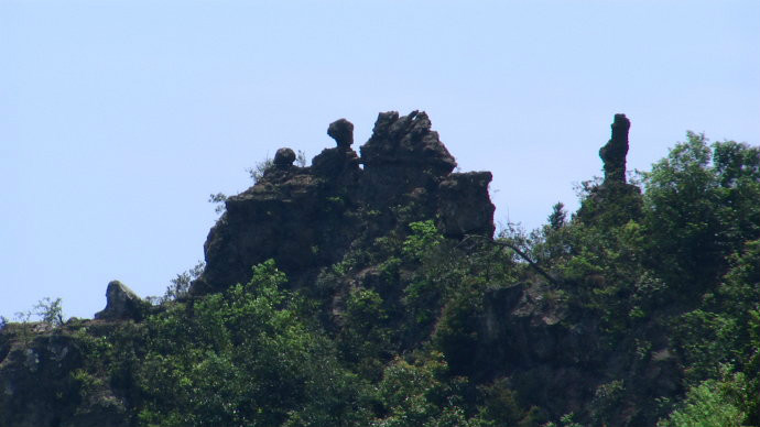 data-id="gnvj83x74m">油石嶂位于江西上犹油石和梅水两乡的交界处