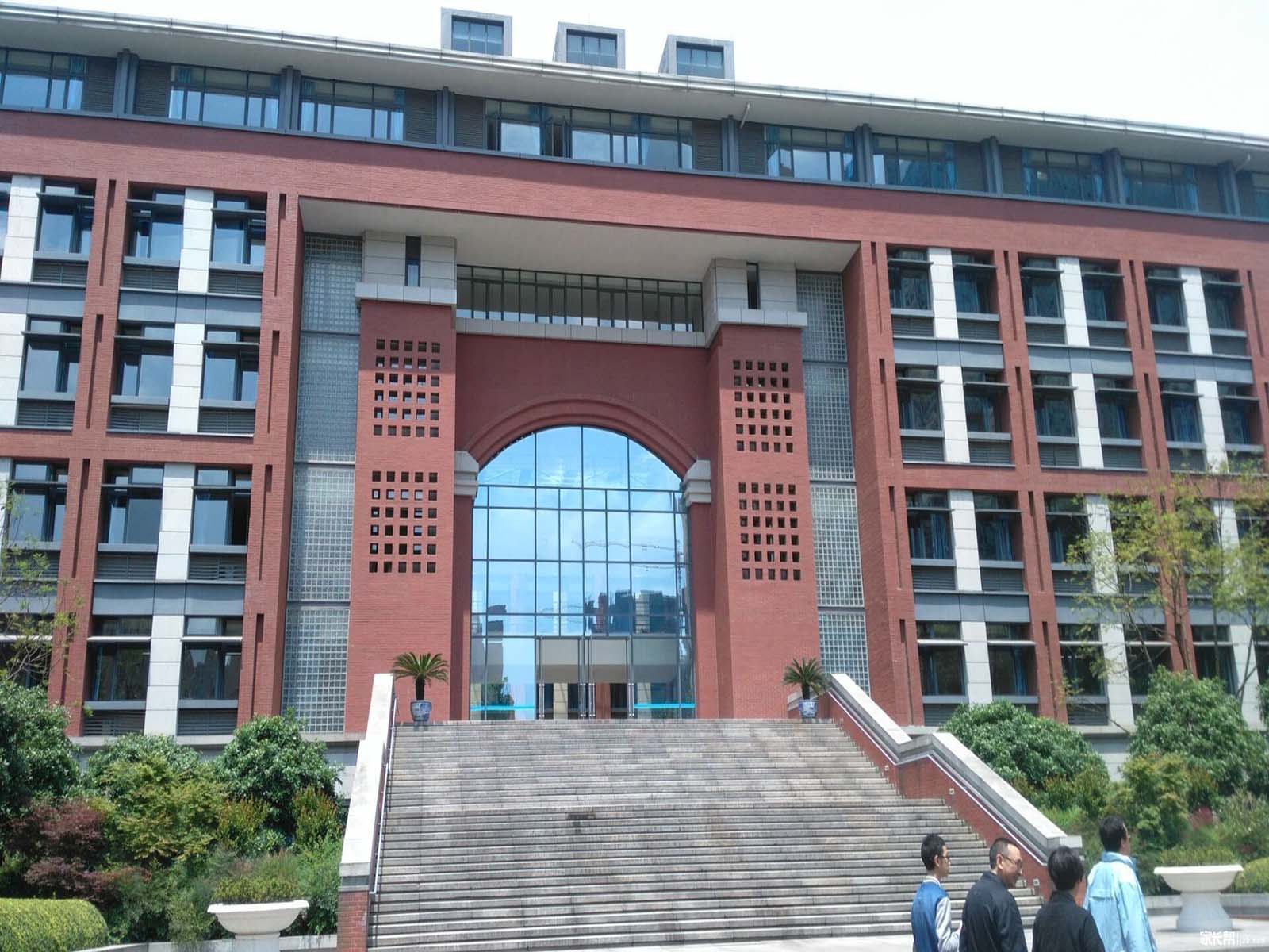 7 high school),又名成都中学,简称成都七中,是一所闻名华夏的全戎破