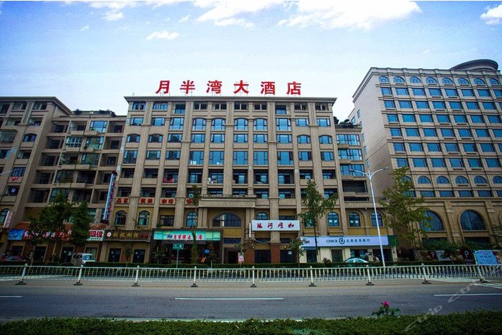 p>月半湾度假村位于深圳市龙岗区南澳大鹏西冲海滨浴场内(1号入口).