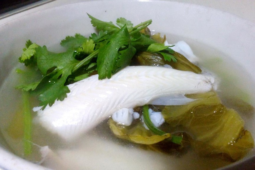 酸菜滚九肚鱼汤