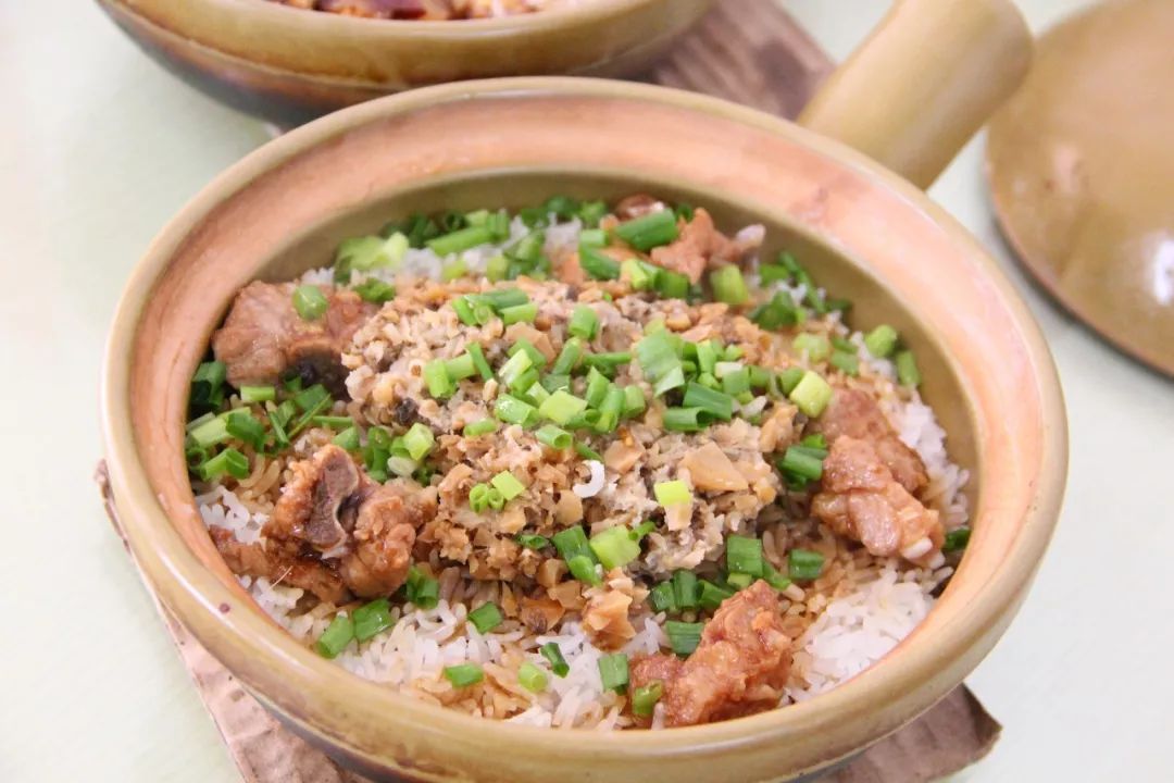 梅菜肉饼煲仔饭