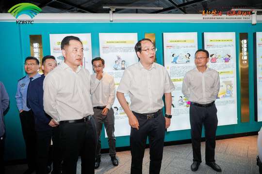 东与江都区隔河相邻,南接夏桥村,与杭集镇相连,北与泰安镇接壤,西邻