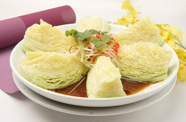  p>清蒸大白菜是一款菜品,制作原料主要有白菜,蒜蓉等. /p>