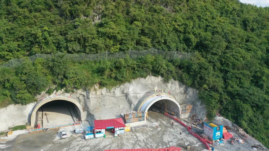  p>良塘2号隧道是武忻高速的一条隧道,为分离式隧道,位于来宾市兴宾区