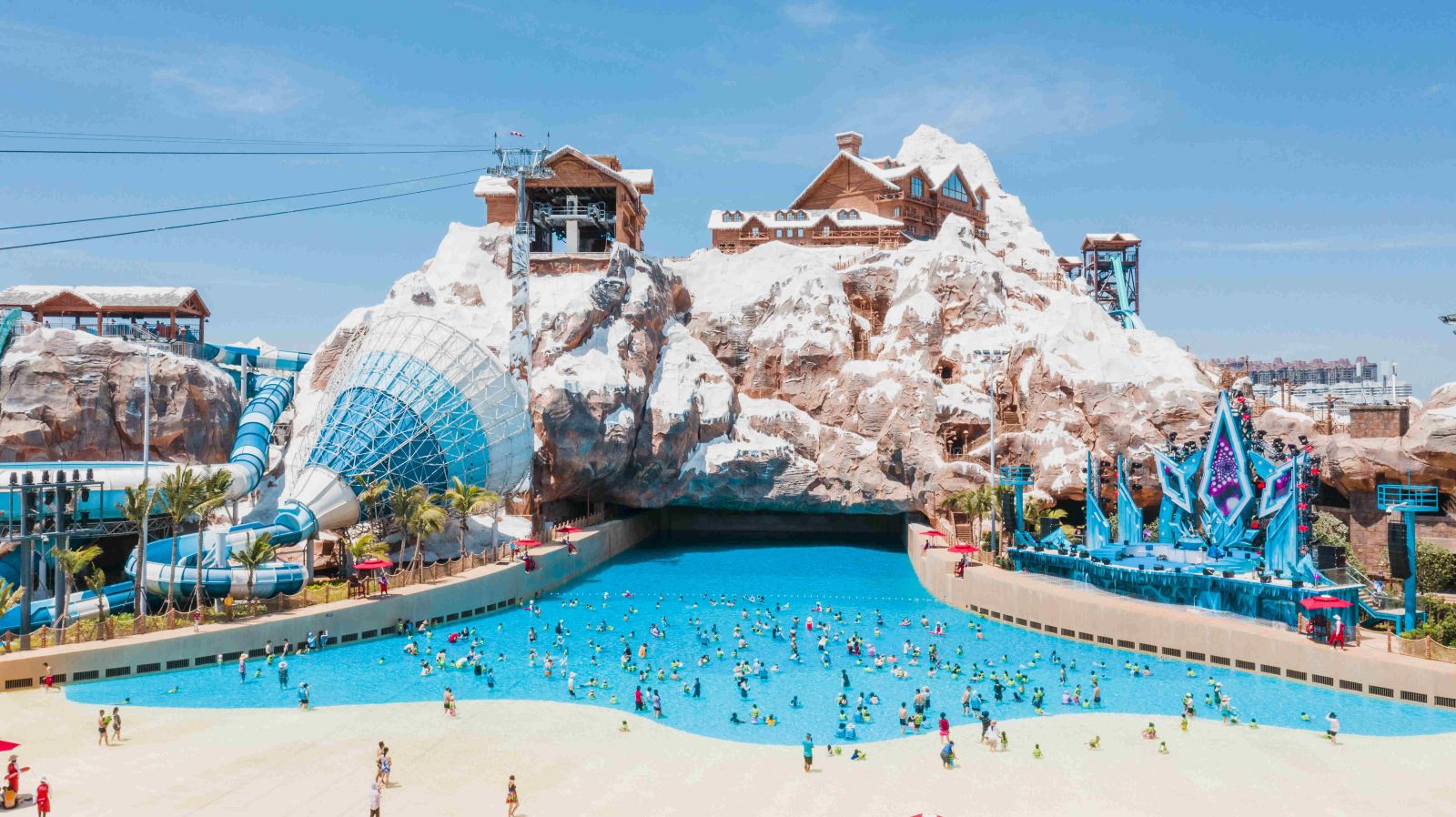 占地面积11万平方米,是海岛雪山主题度假型水上乐园<p data