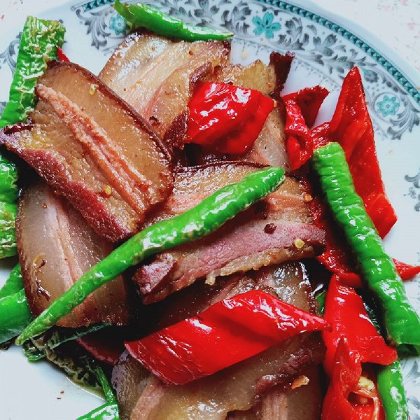 腊肉炒青椒红箩卜