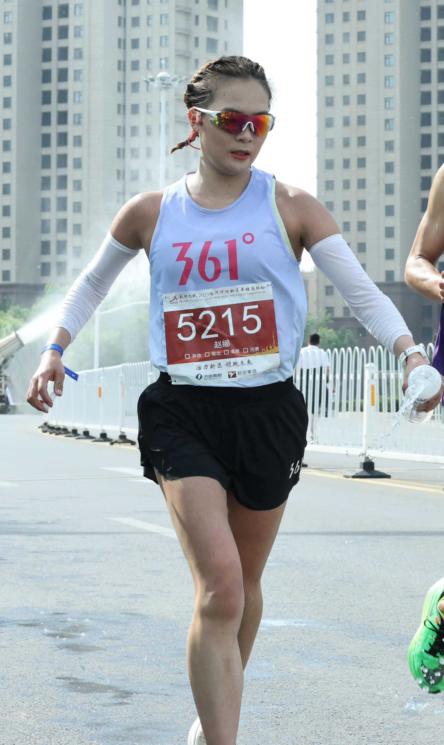  p data-id="gnao6jy5n2">赵娜,女,中国马拉松运动员,曾获民生置业