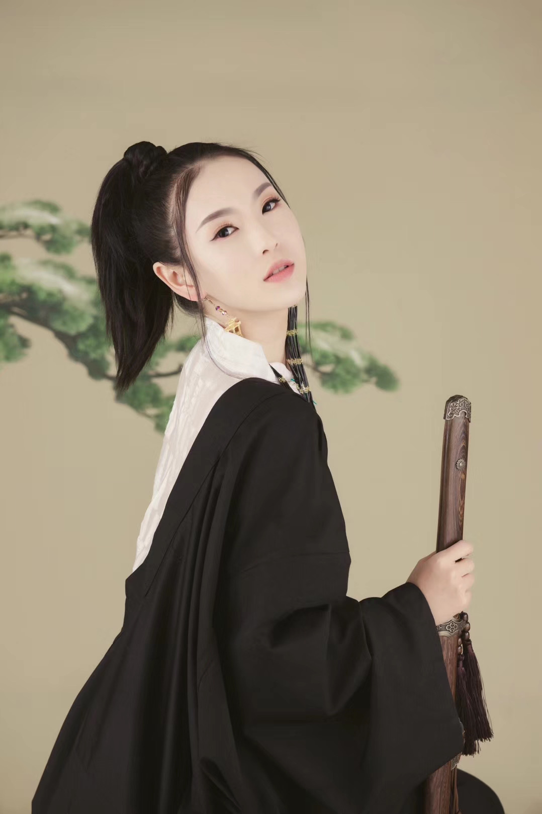  p>徐雪,1990年1月出生,中国内地主持人,毕业于华东师范大学 sup data