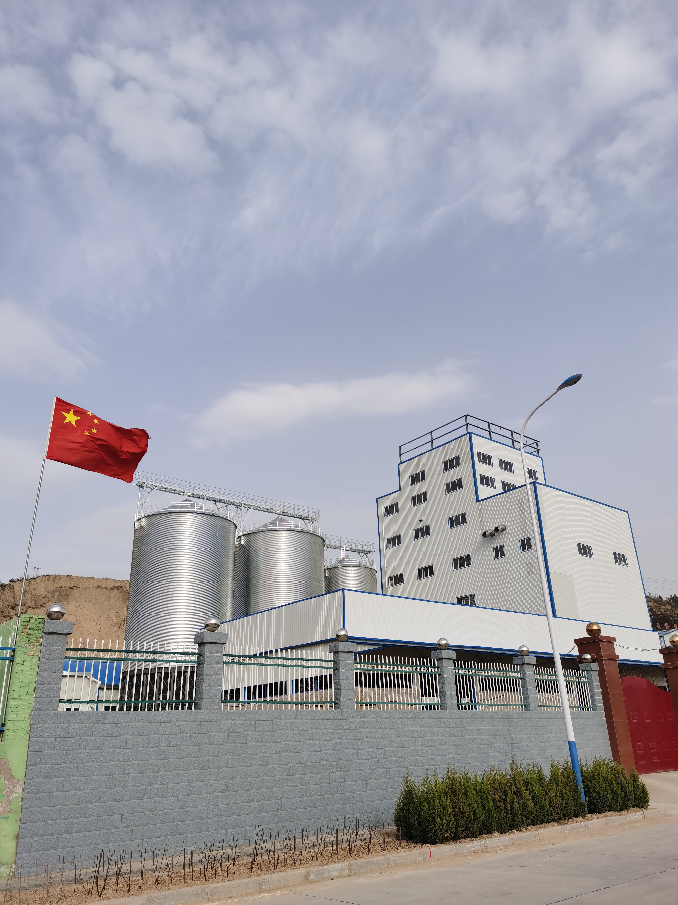  p>榆林市天鹏畜禽有限公司是一家以饲料开发,生产,销售为主的民营