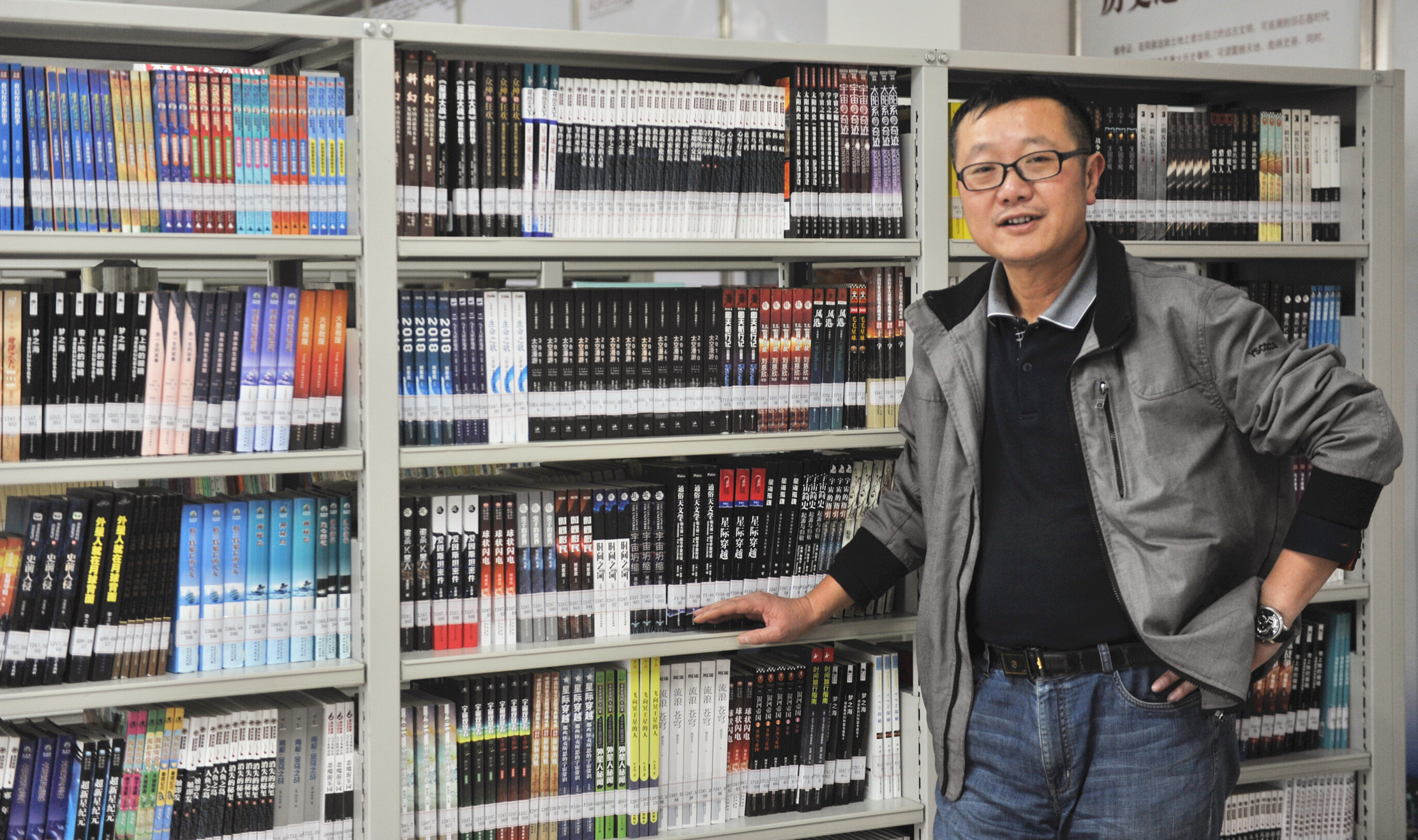 《三体》后沉寂八年，刘慈欣科幻新作写了啥？听听《潜伏》作者的热评_百科TA说